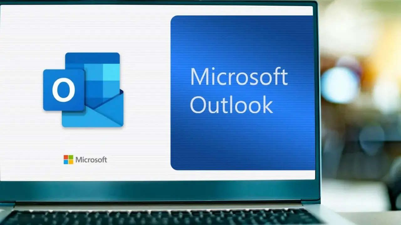 En laptop visar Microsoft Outlook-logotypen och texten "Microsoft Outlook". En ny outlook för din digitala kommunikation.