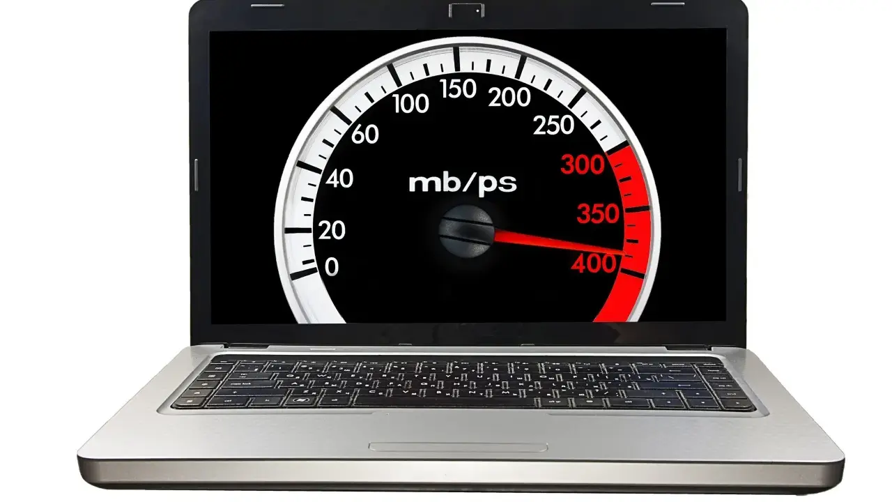 Laptop med hastighetsmätare som visar hög uppkoppling. För snabb uppstart av program i Windows 10.