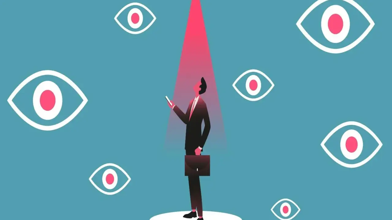 Affärsman i spotlight omgiven av ögon. En visuell representation av hur man kan ta bort spionprogram från Android.