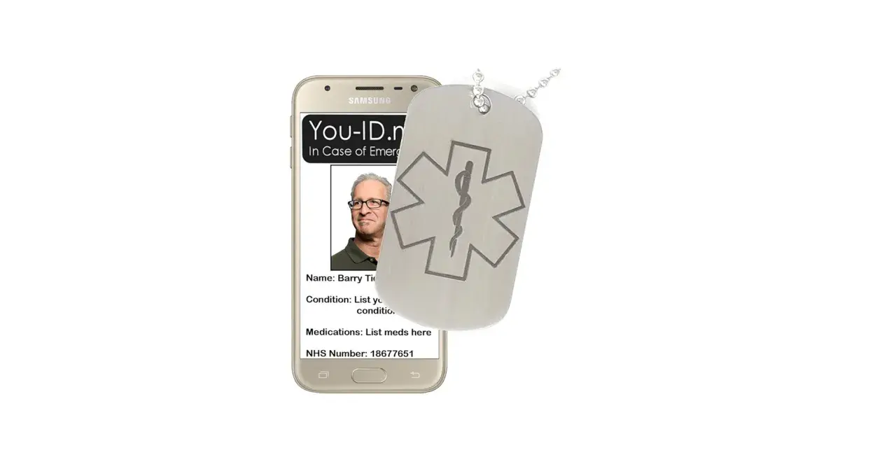 En mobiltelefon visar ett medicinskt id med bild och information. Ett ID-bricka med livets stjärna hänger bredvid.