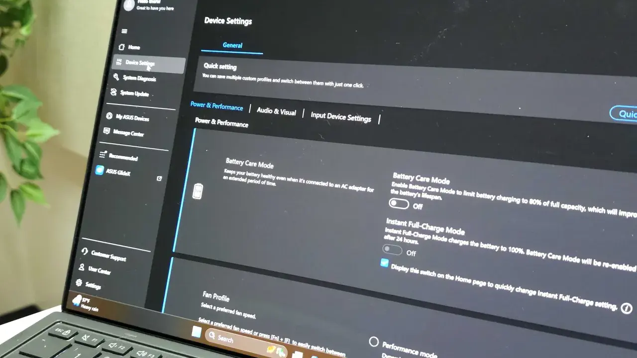 I en laptop visas inställningar för batterivård och fläktprofiler i kontrollpanelen Windows 10.