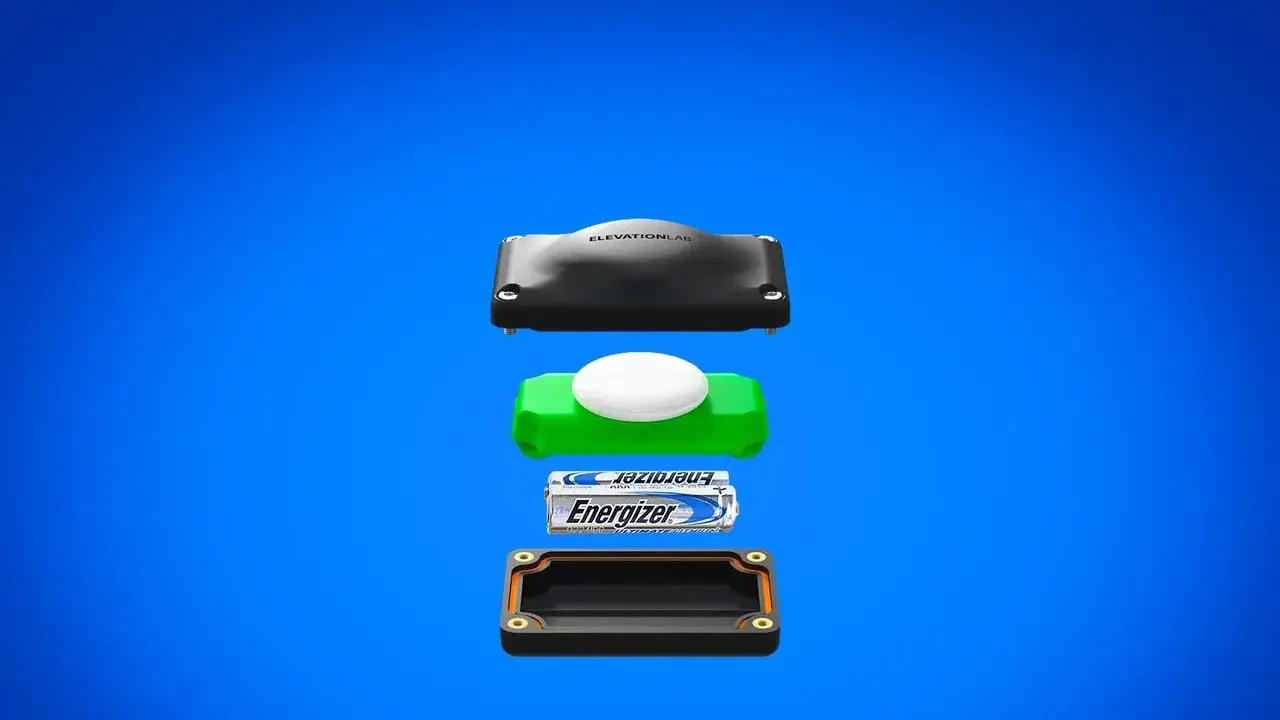 Exploderad vy av en hållare för Apple AirTag, med en Energizer-batteri som visar dess airtag batteritid.