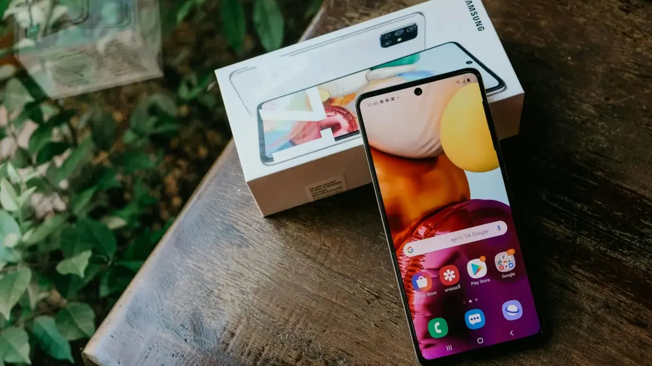Ny Samsung-mobil med kartapp öppen, redo för att hitta vägen med gps i mobilen. Bredvid ligger kartongen.