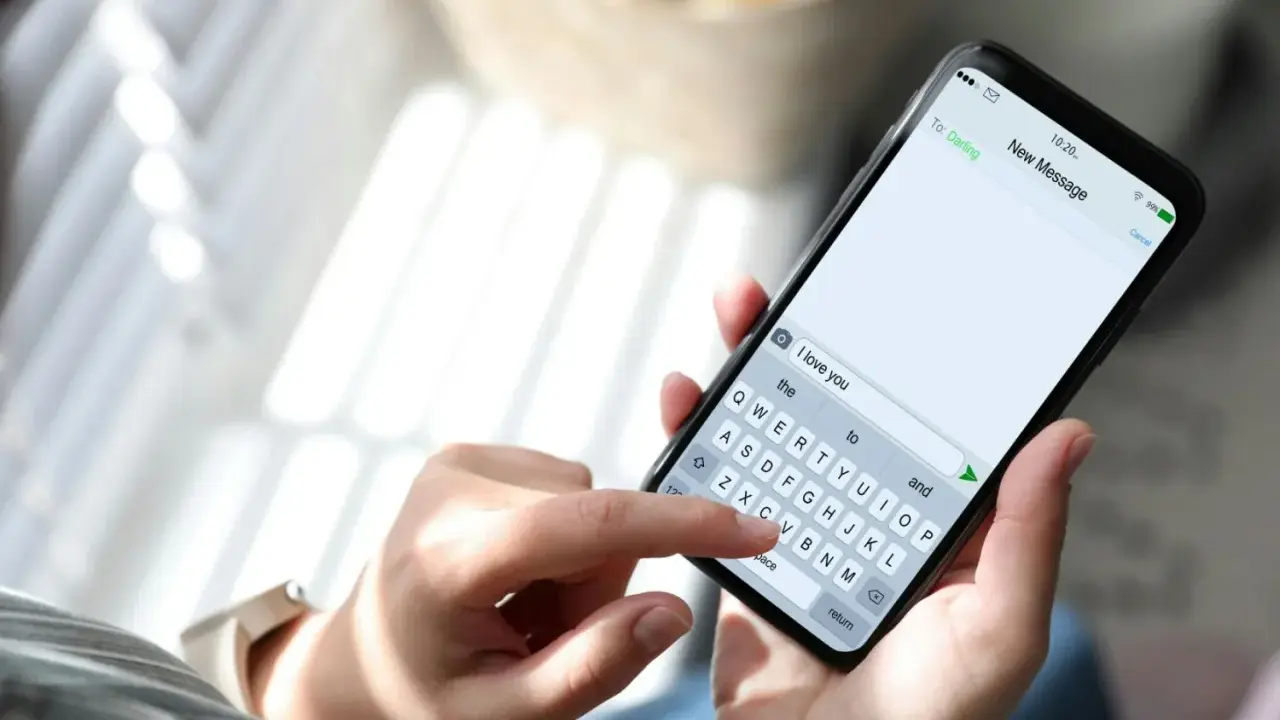 En person skriver "I love you" på mobilen. Kanske dags att återkalla sms:et?