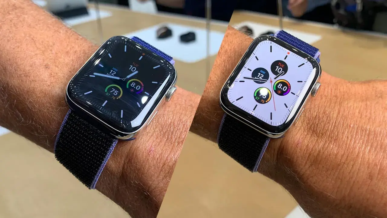 Två Apple Watch med snygga urtavlor som visar tid, datum och hälsodata. En med mörk urtavla, den andra med ljus.