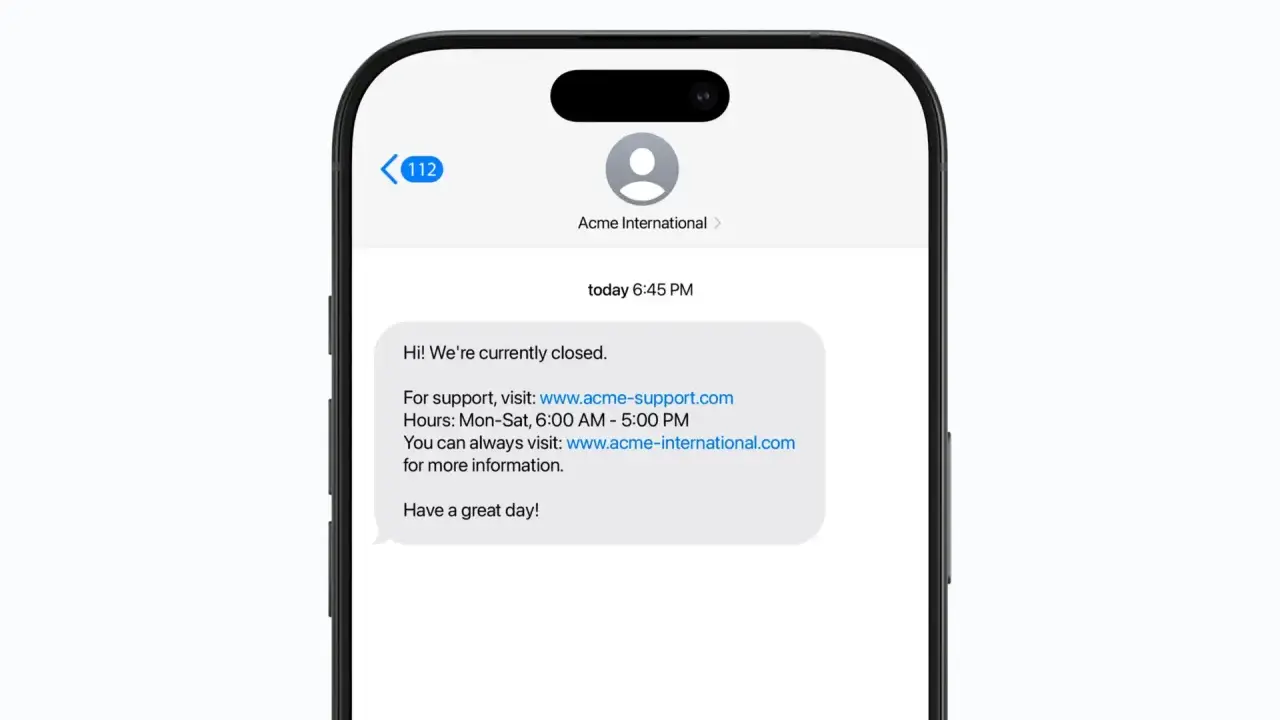 En mobil som visar ett SMS från Acme International. SMS:et informerar om att de är stängda och hänvisar till deras webbplatser. Perfekt för att skicka gratis SMS från mobilen.