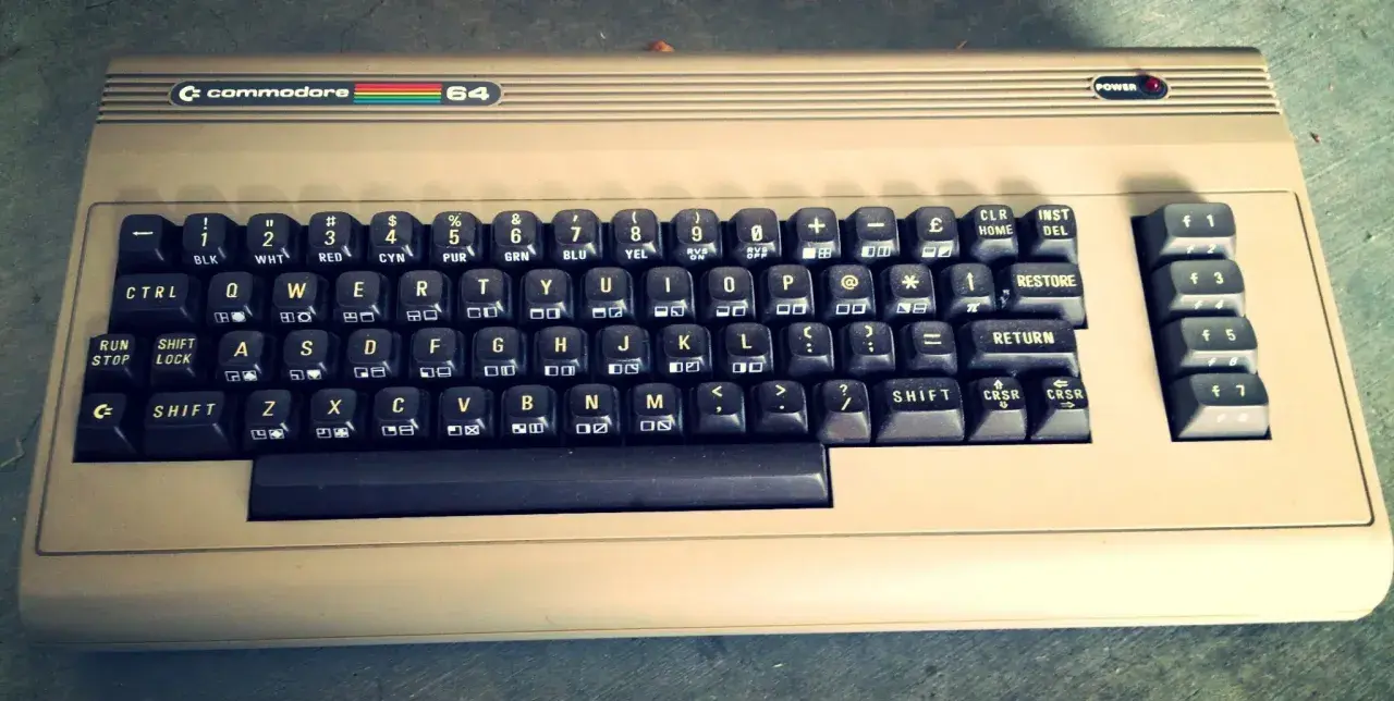En Commodore 64-dator, perfekt för gamla spel på datorn.