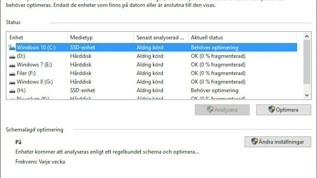 Optimera enheter-fönstret visar att din SSD-enhet behöver optimeras. Schemalagd optimering är på, med analys varje vecka.