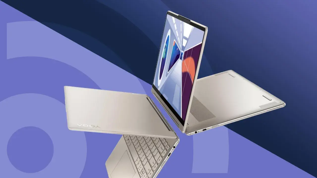 Två silverfärgade laptops, en öppen med skärmen uppåt och en stängd, med tangentbordet synligt. Perfekt för att köra senaste Windows.