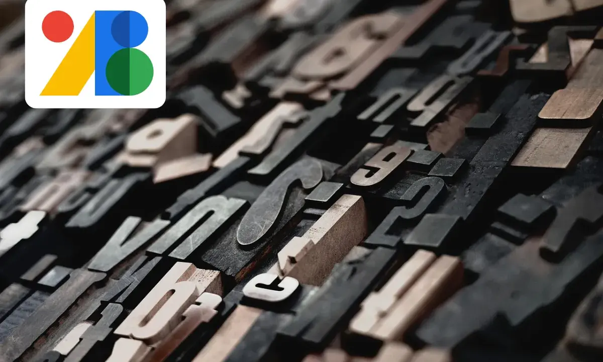 En samling av gamla typsnitt i trä och metall, redo att testa typsnitt. Google B-logotypen syns i övre vänstra hörnet.
