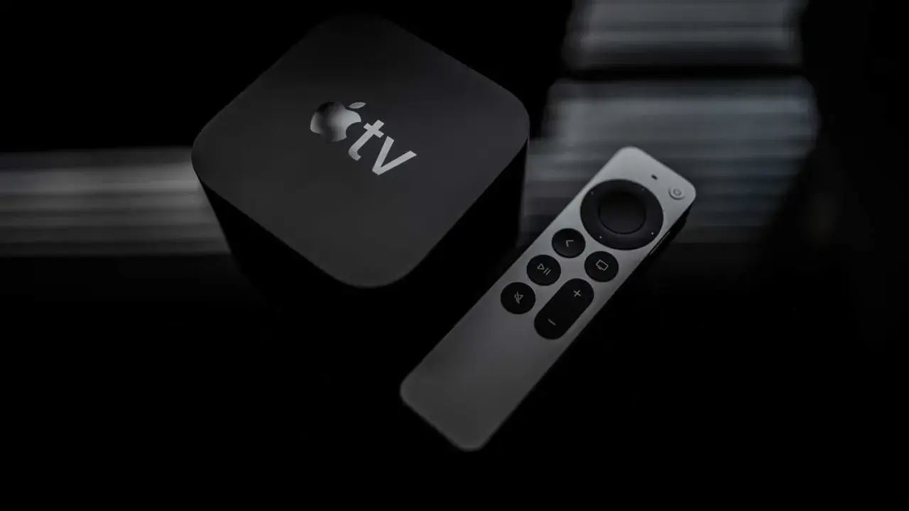 Apple TV och fjärrkontroll på mörk bakgrund. Dags att starta om Apple TV för en fräsch start.