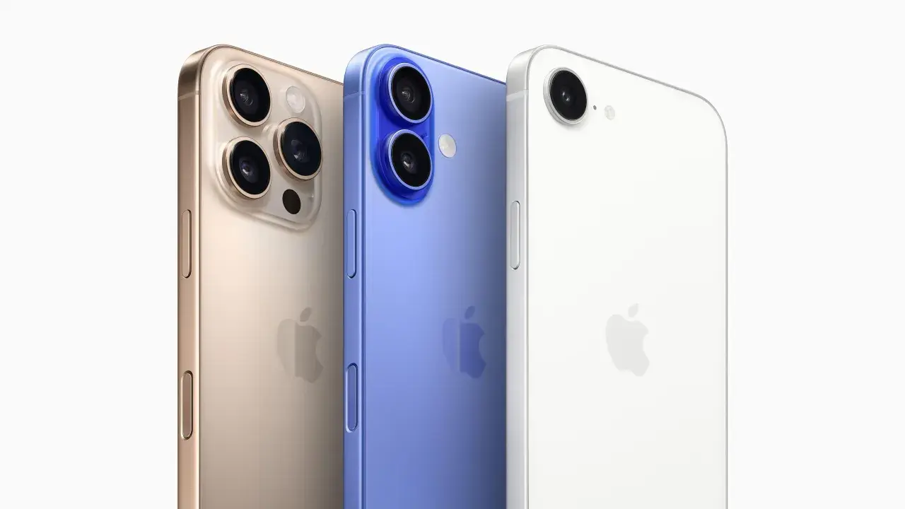 Tre iPhones i olika färger: guld, blå och vit. Dessa eleganta enheter, som visar var tillverkas iPhone, är redo att fånga dina ögonblick.