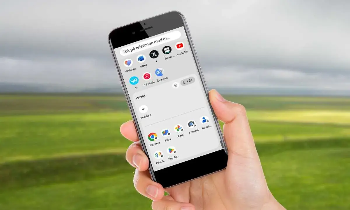 En hand håller en telefon med en öppen app-meny. Det är dags att uppdatera telefonen för att få tillgång till alla appar.