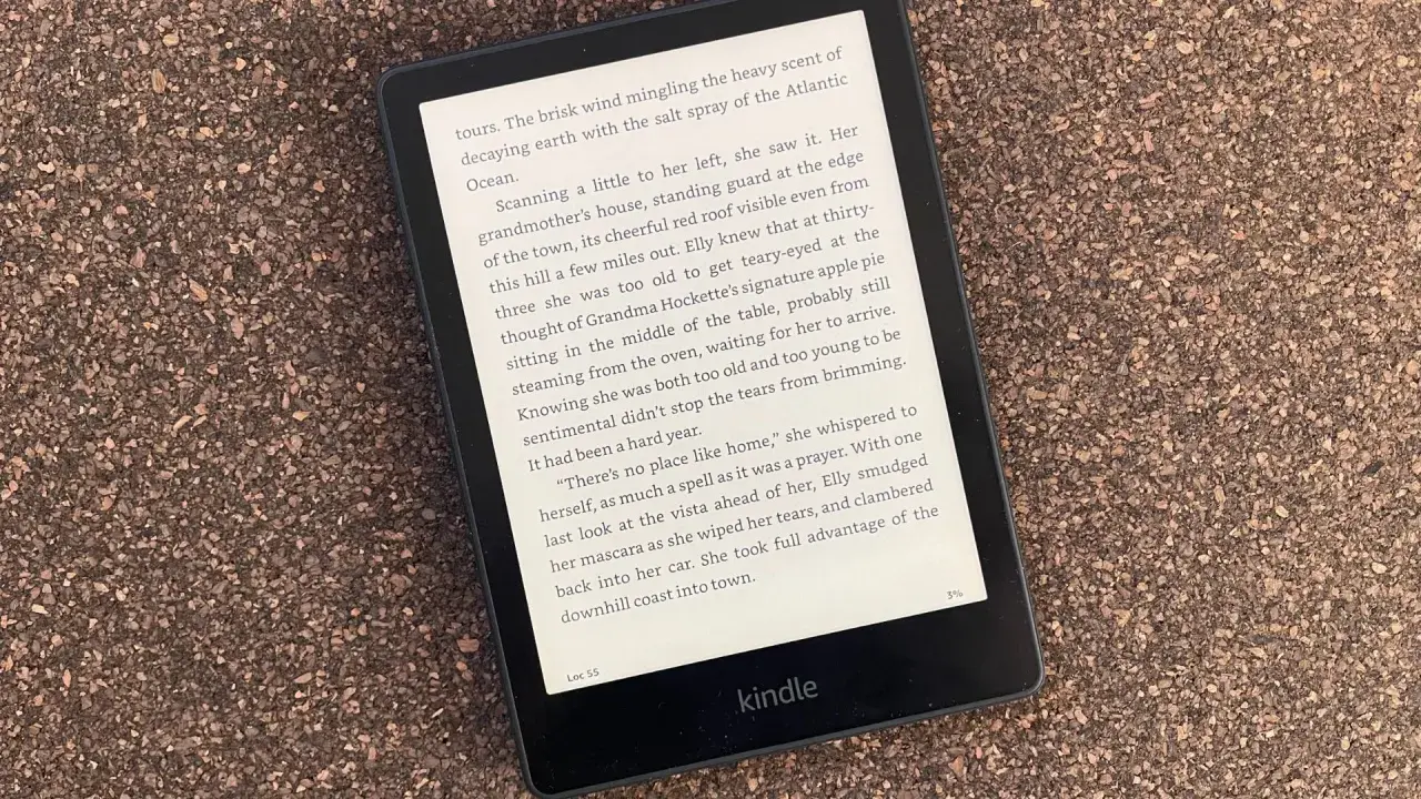 En Kindle-läsare visar en boktext om en resa. Perfekt för att njuta av Kindle Unlimited Sverige var du än är.