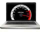 Laptop med hastighetsmätare som visar hög uppkoppling. För snabb uppstart av program i Windows 10.