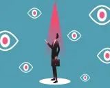 Affärsman i spotlight omgiven av ögon. En visuell representation av hur man kan ta bort spionprogram från Android.
