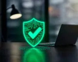 En lysande grön sköld med ett kryss symboliserar ett bra virusprogram. Bredvid står en laptop, redo att skyddas.