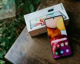 Ny Samsung-mobil med kartapp öppen, redo för att hitta vägen med gps i mobilen. Bredvid ligger kartongen.