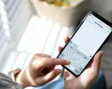 En person skriver "I love you" på mobilen. Kanske dags att återkalla sms:et?