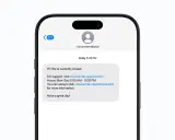 En mobil som visar ett SMS från Acme International. SMS:et informerar om att de är stängda och hänvisar till deras webbplatser. Perfekt för att skicka gratis SMS från mobilen.