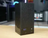 Svart, vertikalt fläktat chassi för en Raspberry Pi NAS med en liten display och USB-portar på framsidan.