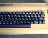 En Commodore 64-dator, perfekt för gamla spel på datorn.