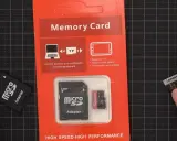 Minneskort med adapter och ett litet minneskort märkt "Lenovo 2TB". Kan detta vara en fyndiq bluff?