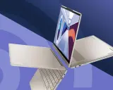 Två silverfärgade laptops, en öppen med skärmen uppåt och en stängd, med tangentbordet synligt. Perfekt för att köra senaste Windows.