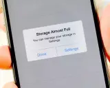 Varning på en iPhone: "Lagringsutrymme nästan fullt". Du kan hantera ditt lagringsutrymme i Inställningar.
