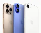Tre iPhones i olika färger: guld, blå och vit. Dessa eleganta enheter, som visar var tillverkas iPhone, är redo att fånga dina ögonblick.