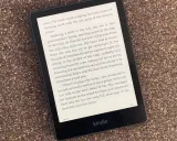 En Kindle-läsare visar en boktext om en resa. Perfekt för att njuta av Kindle Unlimited Sverige var du än är.