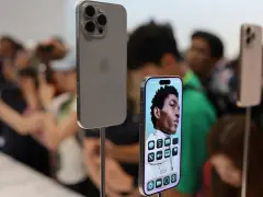Två nya iPhone Pro Max 16 visas upp. En med baksidan vänd mot betraktaren, den andra med skärmen på.