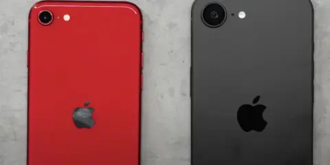 Två iPhones, en röd och en svart, ligger sida vid sida. Den röda har ett Apple-märke och en kamera. Den svarta har också ett Apple-märke och en kamera. Kanske en iPhone SE 4?