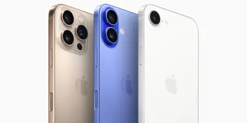 Tre iPhones i olika färger: guld, blå och vit. Dessa eleganta enheter, som visar var tillverkas iPhone, är redo att fånga dina ögonblick.