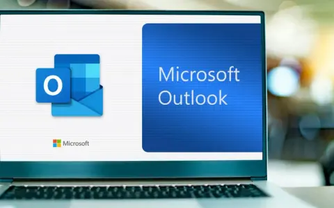 En laptop visar Microsoft Outlook-logotypen och texten "Microsoft Outlook". En ny outlook för din digitala kommunikation.
