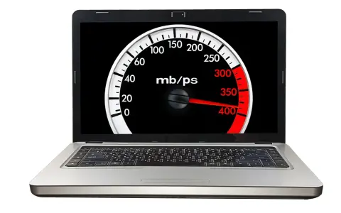Laptop med hastighetsmätare som visar hög uppkoppling. För snabb uppstart av program i Windows 10.