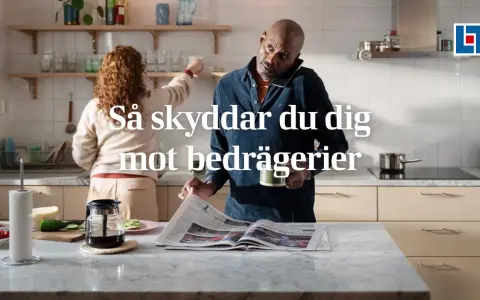 Man i köket pratar i telefon och läser tidningen, medan en kvinna plockar på hyllan. Texten "Så skyddar du dig mot bedrägerier" antyder att "vad betyder cyber" är en viktig fråga för att undvika bedrägerier.