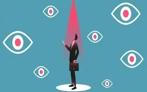 Affärsman i spotlight omgiven av ögon. En visuell representation av hur man kan ta bort spionprogram från Android.