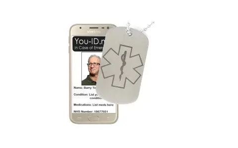 En mobiltelefon visar ett medicinskt id med bild och information. Ett ID-bricka med livets stjärna hänger bredvid.