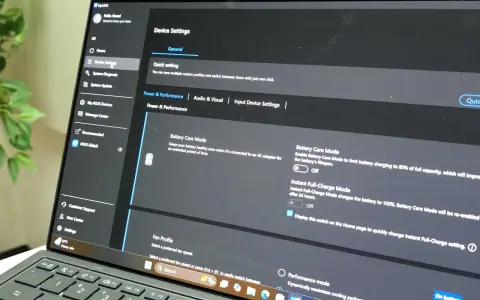 I en laptop visas inställningar för batterivård och fläktprofiler i kontrollpanelen Windows 10.