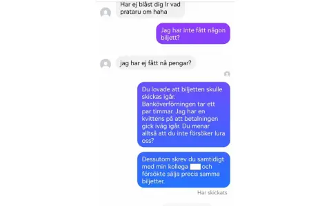 Konversation på Marketplace där en person anklagar den andra för att försöka lura dem på biljetter och pengar.