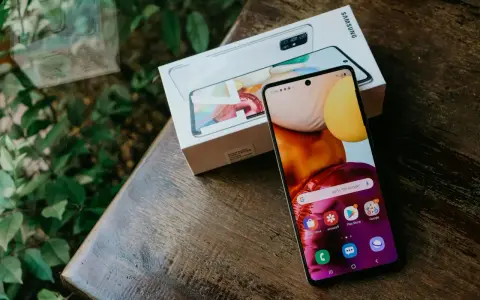 Ny Samsung-mobil med kartapp öppen, redo för att hitta vägen med gps i mobilen. Bredvid ligger kartongen.