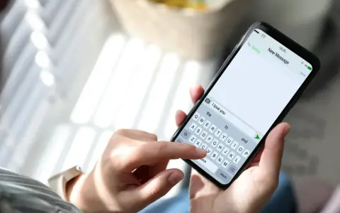 En person skriver "I love you" på mobilen. Kanske dags att återkalla sms:et?