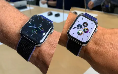 Två Apple Watch med snygga urtavlor som visar tid, datum och hälsodata. En med mörk urtavla, den andra med ljus.