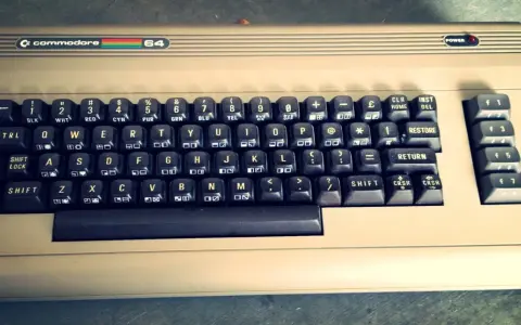 En Commodore 64-dator, perfekt för gamla spel på datorn.