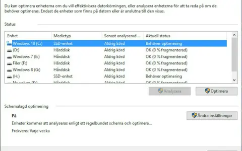 Optimera enheter-fönstret visar att din SSD-enhet behöver optimeras. Schemalagd optimering är på, med analys varje vecka.