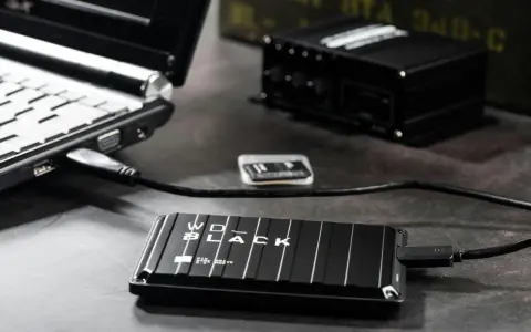 En bärbar dator är ansluten till ett WD_BLACK externt lagringsutrymme. Förbered dig på att formatera ditt USB-minne för snabb dataöverföring.