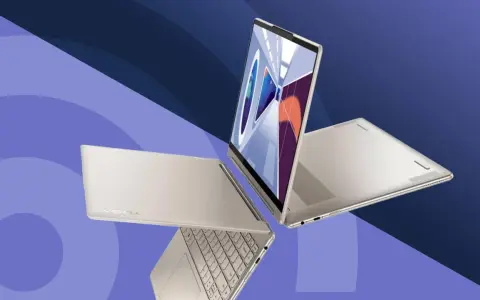 Två silverfärgade laptops, en öppen med skärmen uppåt och en stängd, med tangentbordet synligt. Perfekt för att köra senaste Windows.