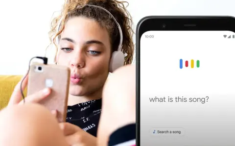 En tjej med hörlurar nynnar en låt och använder sin telefon för att hitta den.