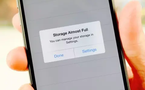 Varning på en iPhone: "Lagringsutrymme nästan fullt". Du kan hantera ditt lagringsutrymme i Inställningar.